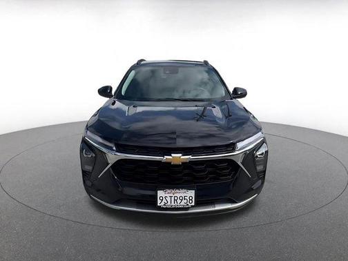 Mosaic Black Metallic 2025 Chevrolet Trax LT