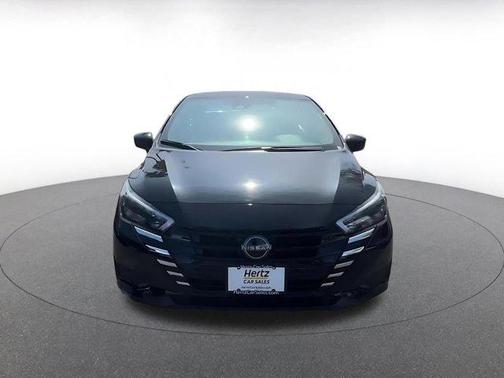 Super Black 2025 Nissan Versa 1.6 SV