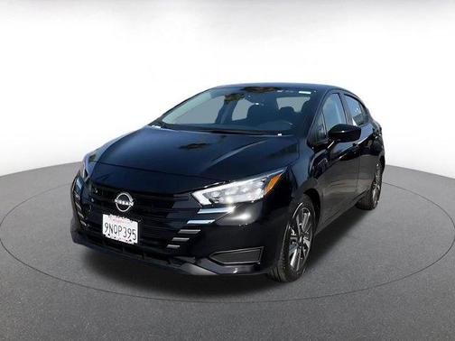 Super Black 2025 Nissan Versa 1.6 SV