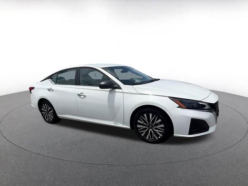 Glacier White 2025 Nissan Altima SV FWD