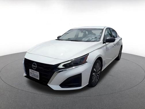 Glacier White 2025 Nissan Altima SV FWD