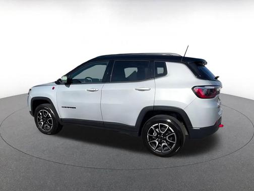 Silver Zynith Metallic Clearcoat 2025 Jeep Compass Trailhawk
