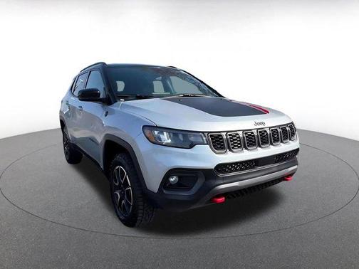 Silver Zynith Metallic Clearcoat 2025 Jeep Compass Trailhawk