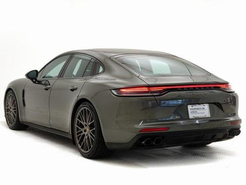 2023 Porsche Panamera 4 Platinum Edition