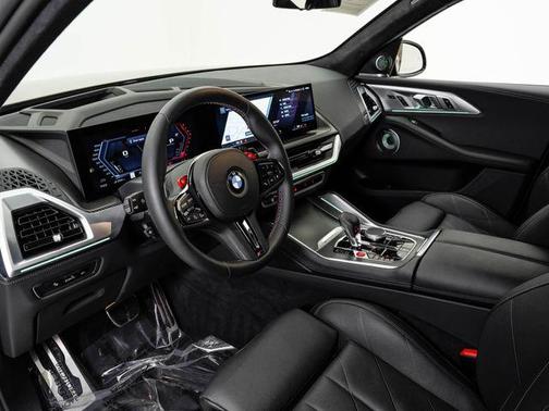 Cape York Green Metallic 2025 BMW XM Base