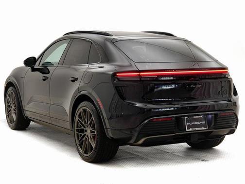 2025 Porsche Macan Turbo