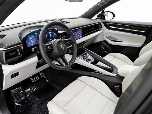 2025 Porsche Macan Turbo