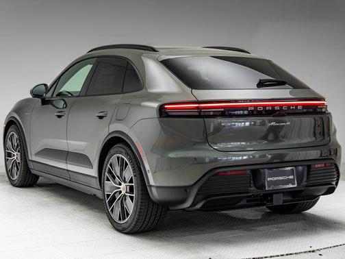 Aventurine Green Metallic 2026 Porsche Macan Macan Electric 4