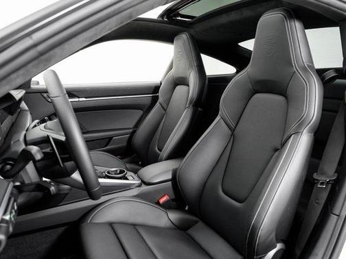 2025 Porsche 911 Carrera 4 GTS