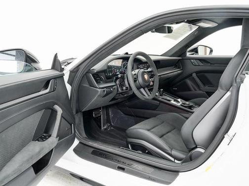2025 Porsche 911 Carrera GTS