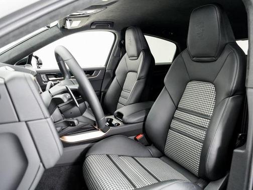 2025 Porsche Cayenne GTS