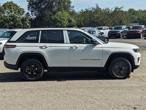 2025 Jeep Grand Cherokee Laredo