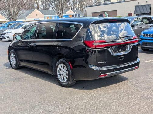2025 Chrysler Pacifica Select