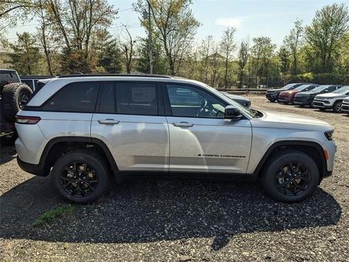 2025 Jeep Grand Cherokee Laredo