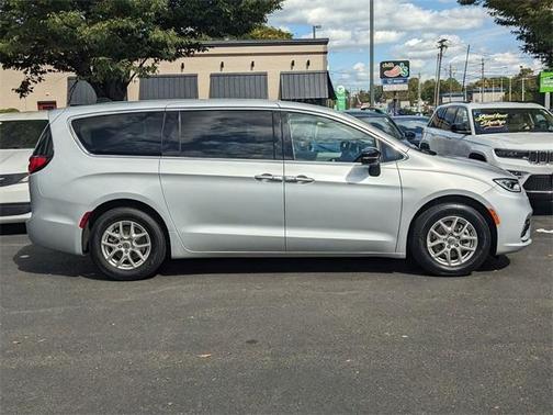 2024 Chrysler Pacifica Touring-L