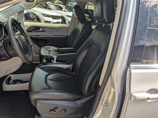 2024 Chrysler Pacifica Touring-L