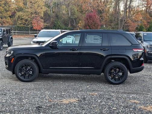 2025 Jeep Grand Cherokee Laredo