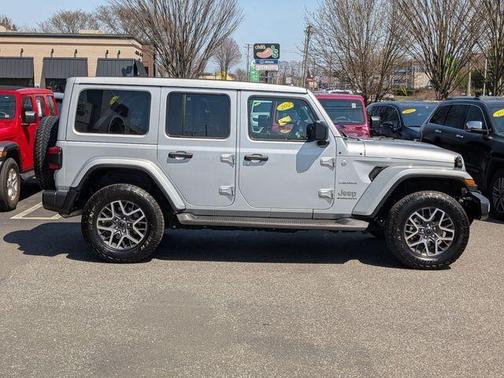 Silver Zynith Clearcoat 2024 Jeep Wrangler Sahara