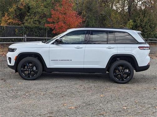 2025 Jeep Grand Cherokee Laredo