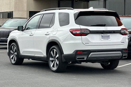 Platinum White Pearl 2024 Honda Pilot Touring 8-Passenger