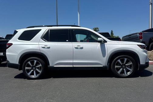 Platinum White Pearl 2024 Honda Pilot Touring 8-Passenger