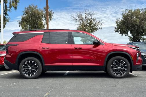 Radiant Red Tintcoat 2026 Chevrolet Traverse LT