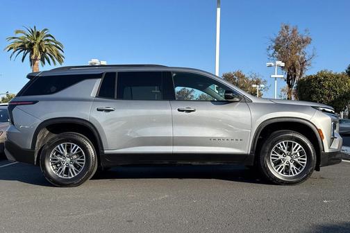 2025 Chevrolet Traverse LT
