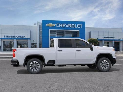 Summit White 2026 Chevrolet Silverado 2500 Custom