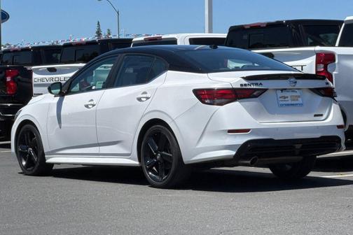 Aspen White Tricoat/Super Black 2023 Nissan Sentra SR