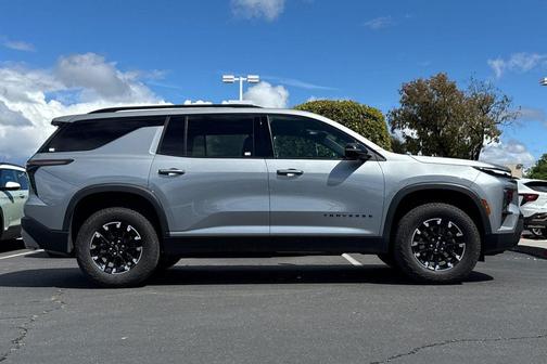 Sterling Gray Metallic 2025 Chevrolet Traverse AWD Z71