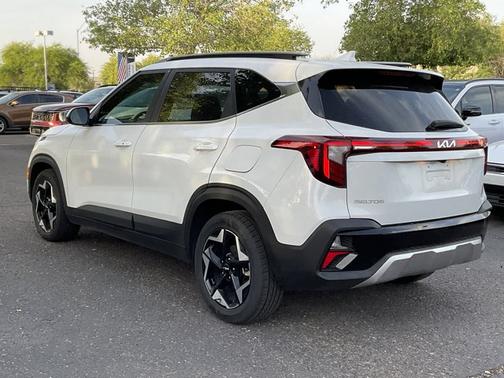 Snow White Pearl 2024 Kia Seltos EX