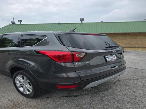 Ingot Silver Metallic 2019 Ford Escape SE