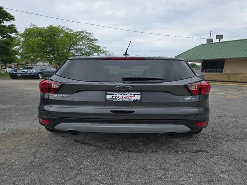 Ingot Silver Metallic 2019 Ford Escape SE