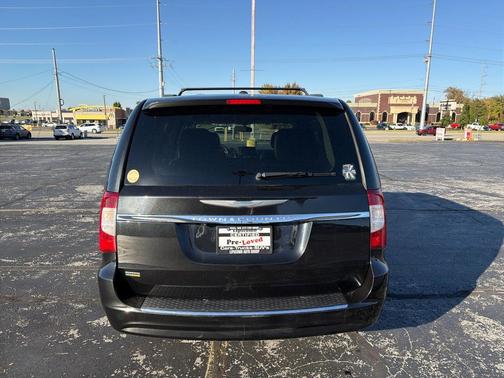 2016 Chrysler Town & Country Touring