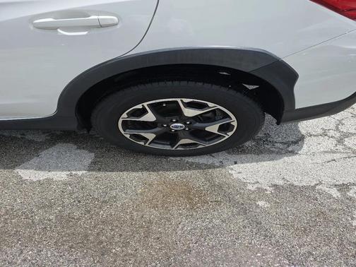 Crystal White Pearl 2018 Subaru Crosstrek 2.0i Premium