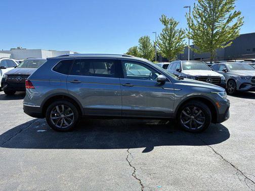 Platinum Gray Metallic 2022 Volkswagen Tiguan 2.0T SE