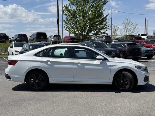 Opal White Pearl 2023 Volkswagen Jetta 1.5T SE