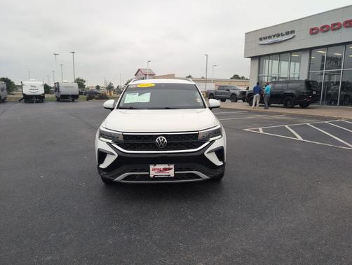 WHITE 2023 Volkswagen Taos 1.5T SE