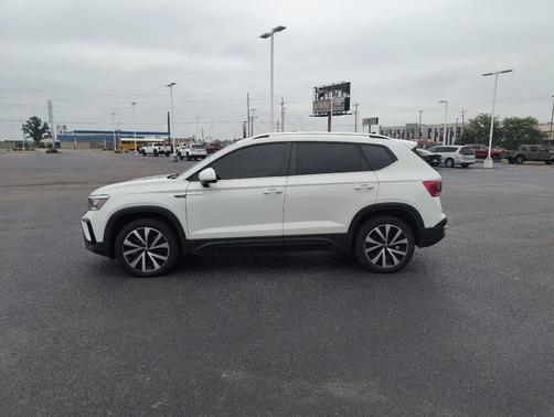 WHITE 2023 Volkswagen Taos 1.5T SE