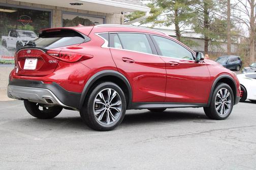 2017 INFINITI QX30 Premium