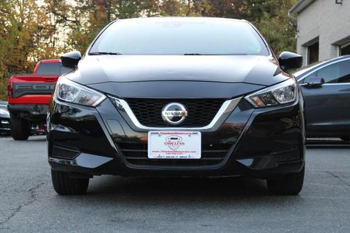 Super Black 2022 Nissan Versa 1.6 SV