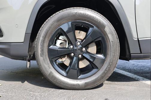 Sting-Gray Clearcoat 2023 Jeep Cherokee Altitude