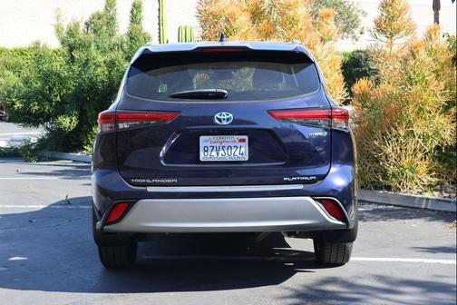 2022 Toyota Highlander Hybrid Platinum