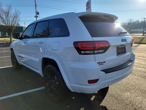 Photo 4 of 29 of 2018 Jeep Grand Cherokee Altitude