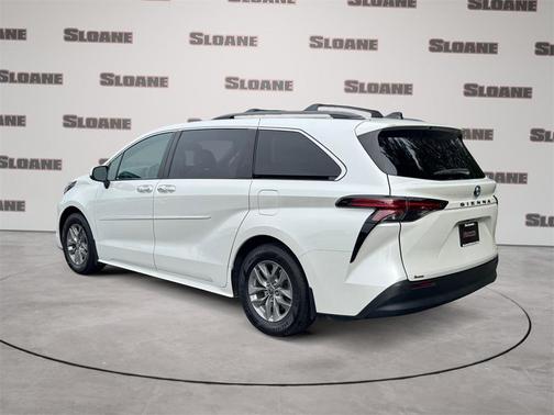 2022 Toyota Sienna XLE 8 Passenger