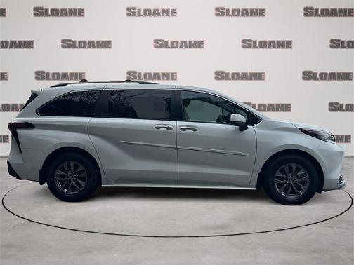 2022 Toyota Sienna XLE 8 Passenger