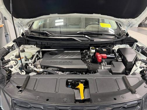 2 Tone White / Black Roof 2023 Nissan Rogue SV