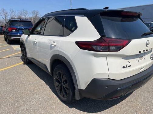2 Tone White / Black Roof 2023 Nissan Rogue SV