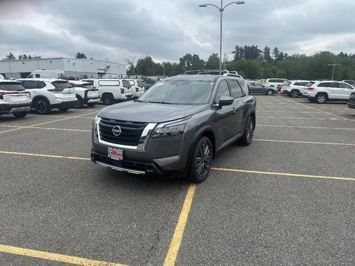 2025 Nissan Pathfinder SL
