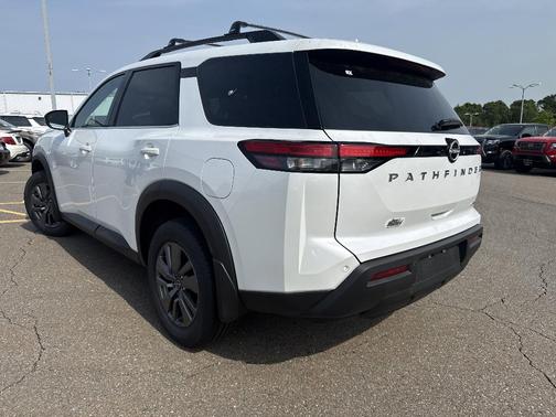 2025 Nissan Pathfinder SV